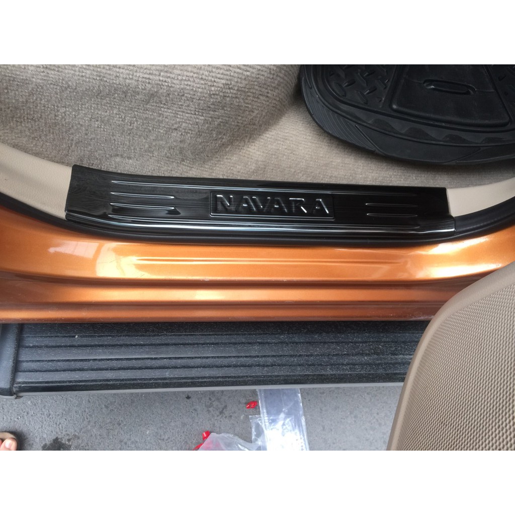 Ốp bậc cửa, nẹp bước chân xe Nissan Navara 2016 đến 2021 mẫu TITAN cao cấp