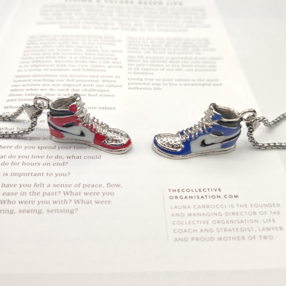 Vòng Cổ Nam Nữ Giày Sneaker Thể Thao 2 Màu Xanh Đỏ Titan Không Gỉ - DC74