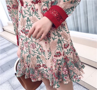 Đầm ren xoè thêu hoa qccc