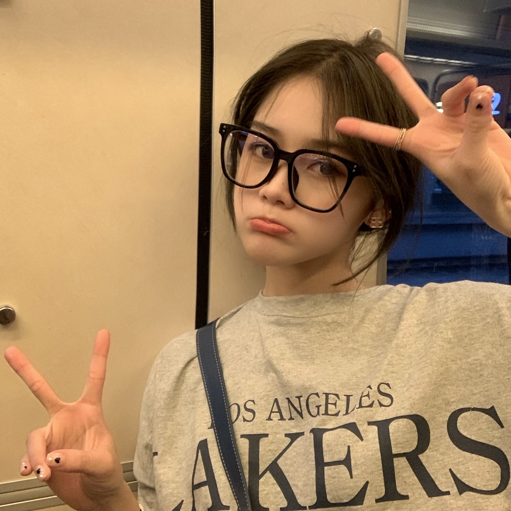 Mắt Kính Gọng Vuông To tr90 Siêu Nhẹ Gọng Đen Thời Thượng Cho Nữ