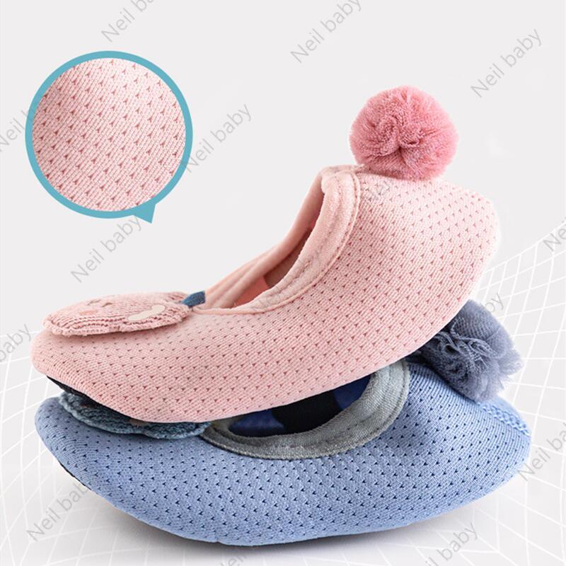 Giày Lưới Rỗng Thoáng Khí Đế Thấp Chống Trượt Nhẹ Thoải Mái Có Dây Đeo Hình Gấu Cho Trẻ Sơ Sinh