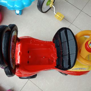 Xe minion ngồi trượt cho bé