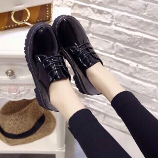 Giầy xinh quá các nàng ơi!!! Chất da bóng đi bẩn chỉ việc lau 1 cái là như mới luôn ý hi2 đủ size 35 đến 39 nhé! Hihihii