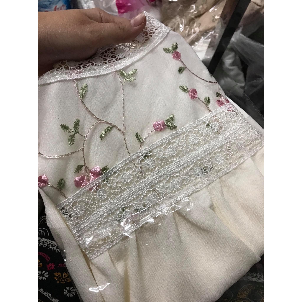 Áo sơ mi ren hoa ngực