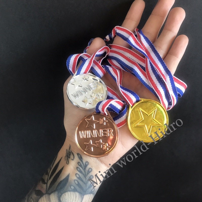 Mô hình huy chương vàng bạc đồng vô địch mini dùng cho trẻ em.