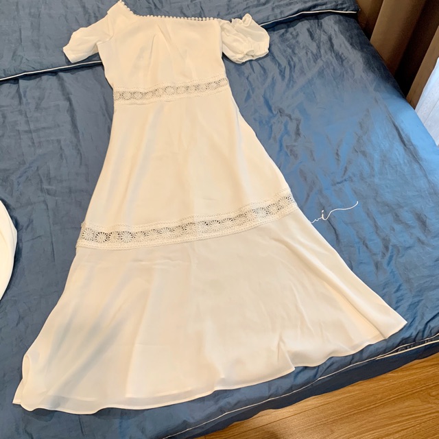 Maxi trắng trễ vai