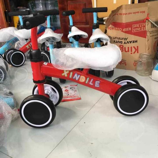 Xe chọi thăng bằng cho bé