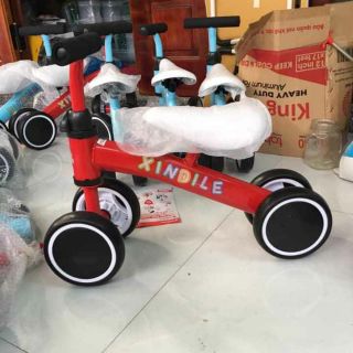 Xe chọi thăng bằng cho bé