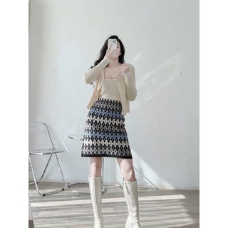 Áo len đen kem: áo 2 dây basic, cardigan mỏng cùng màu