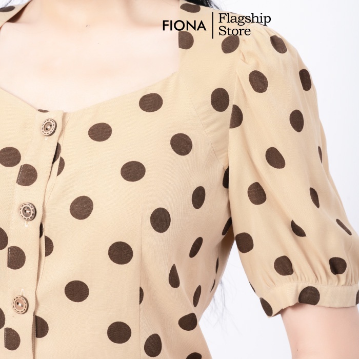 Áo sơ mi nữ Fiona dáng ôm cổ kim cương, tay nhún bồng măng séc chấm bi F551196