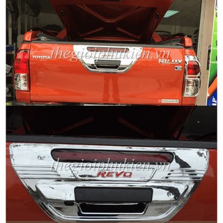Ốp trang trí tay mở cốp sau Toyota Hilux Revo