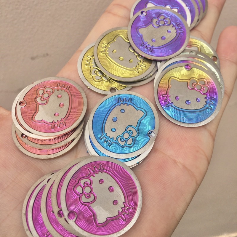 Móc khóa titan mèo kitty đường kính hình tròn lớn 30mm không lo phai màu, mang lại cảm giác gặp nhiều may mắn