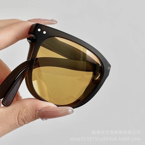 Kính mát gọng nhựa có thể gấp lại tiện lợi
