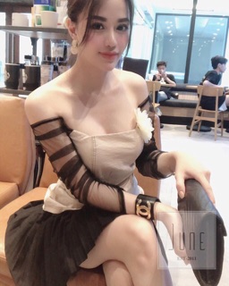 Áo trễ vai kèm tag hoa