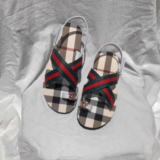 sandal quai chéo xỏ ngón