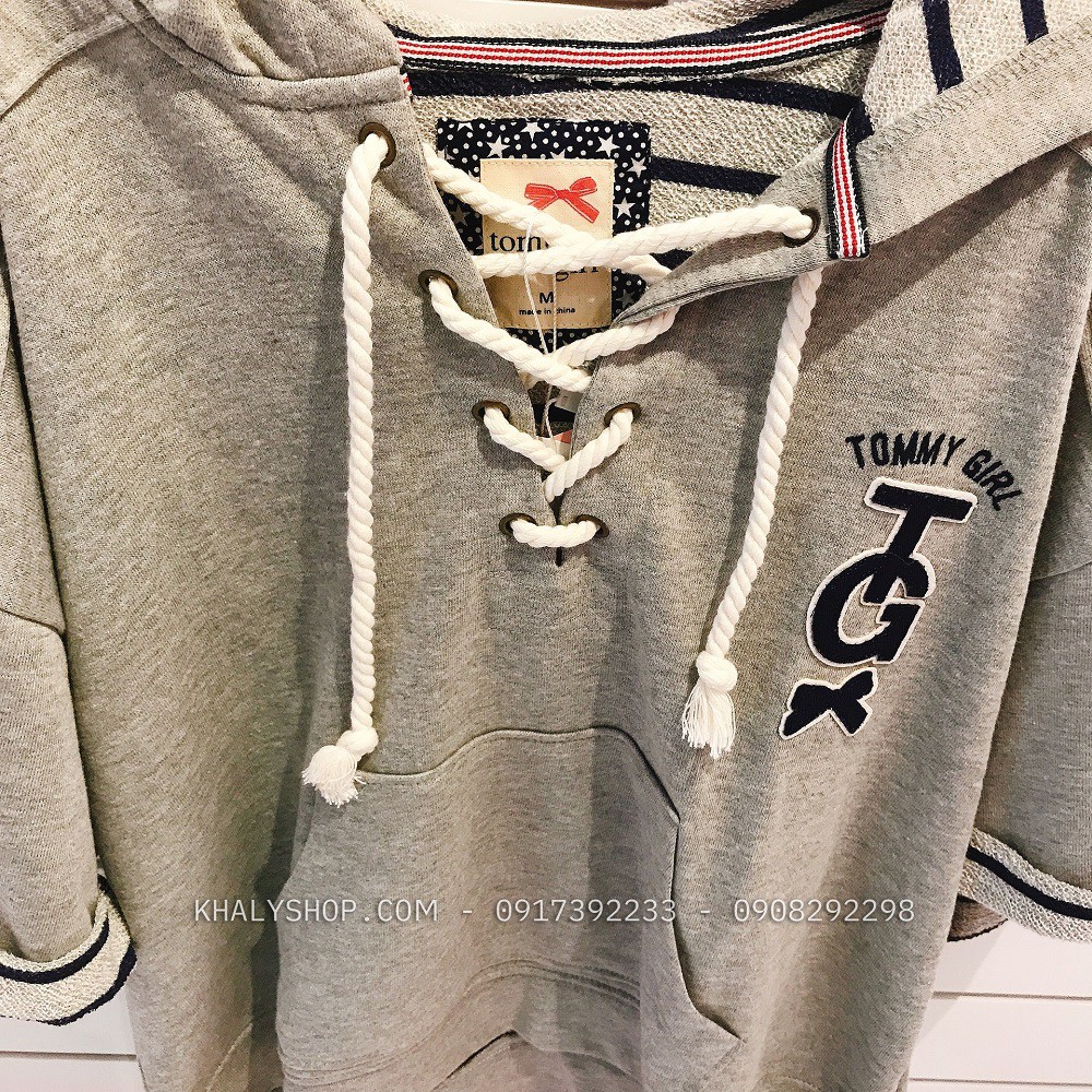 Áo kiểu tay ngắn có nón đan dây phía trước thêu logo chữ Tommy Girl màu xám size M,L cho bé gái - TCAKTMYX02