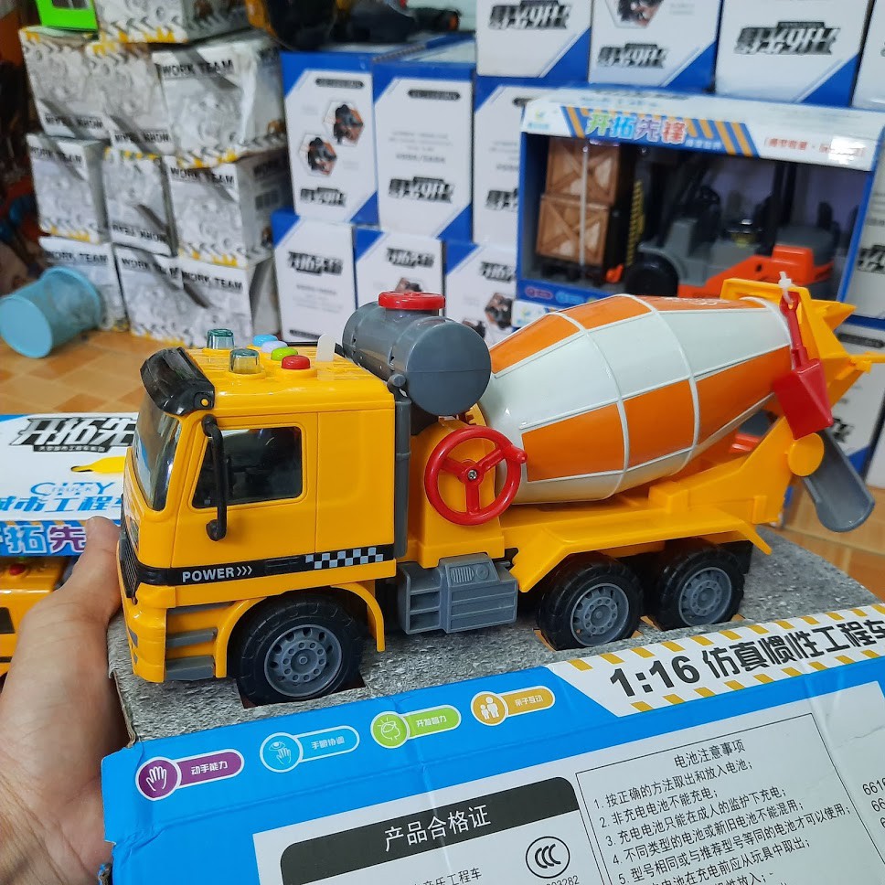 Xe bồn chở bê tông tỉ lệ 1:16 xe bằng nhựa có âm thanh và đèn có tay quay đồ chơi trẻ em