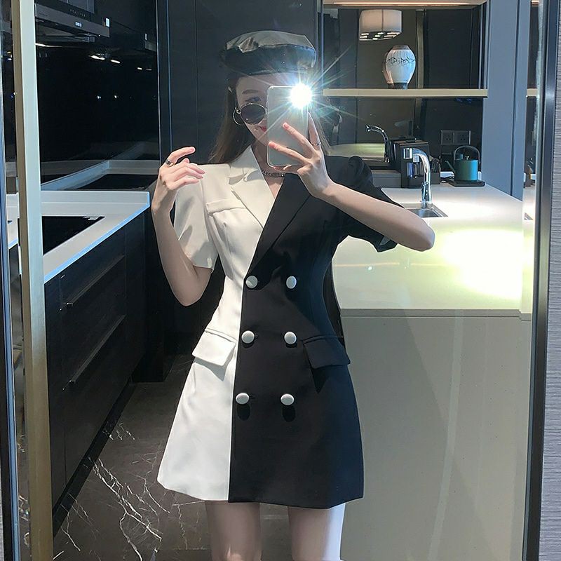 Váy đầm cổ vest cách điệu hai màu đen trắng. Váy đầm vest tay ngắn hai nửa khác màu.