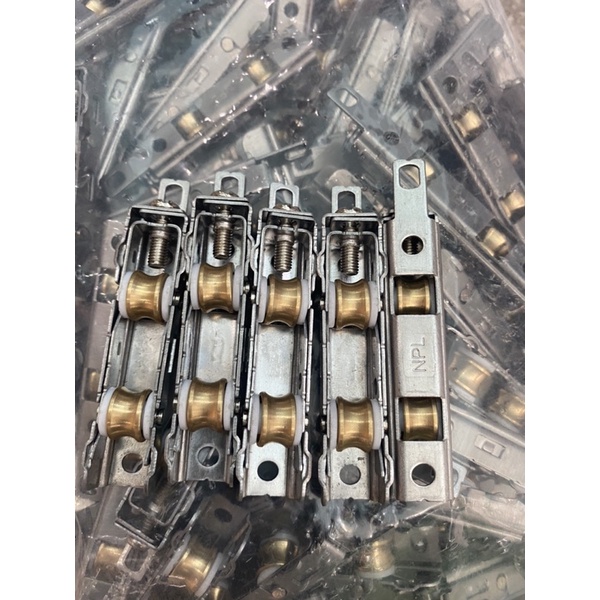 Bánh xe lùa đôi cửa sổ inox hệ 55