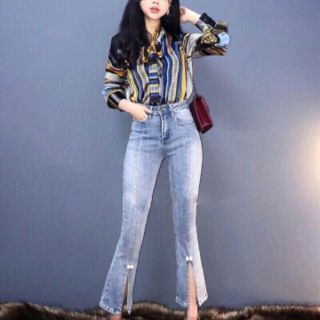 Quần jean ống loe đính cườm