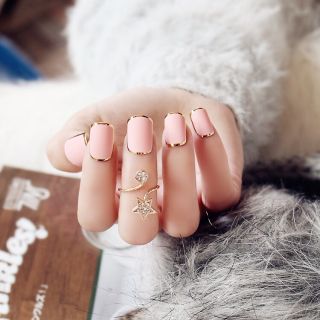 Bộ 24 móng tay giả nhám hồng viền vàng sang chảnh