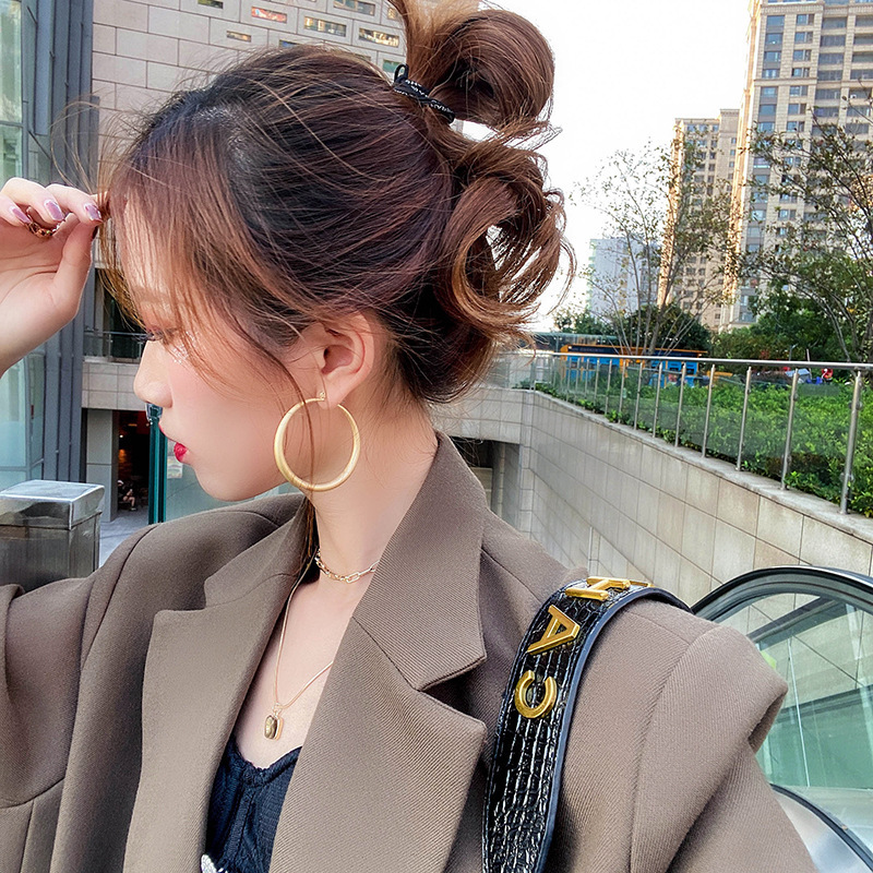 Khuyên tai hình tròn lớn màu vàng kim phong cách Hàn Quốc đơn giản