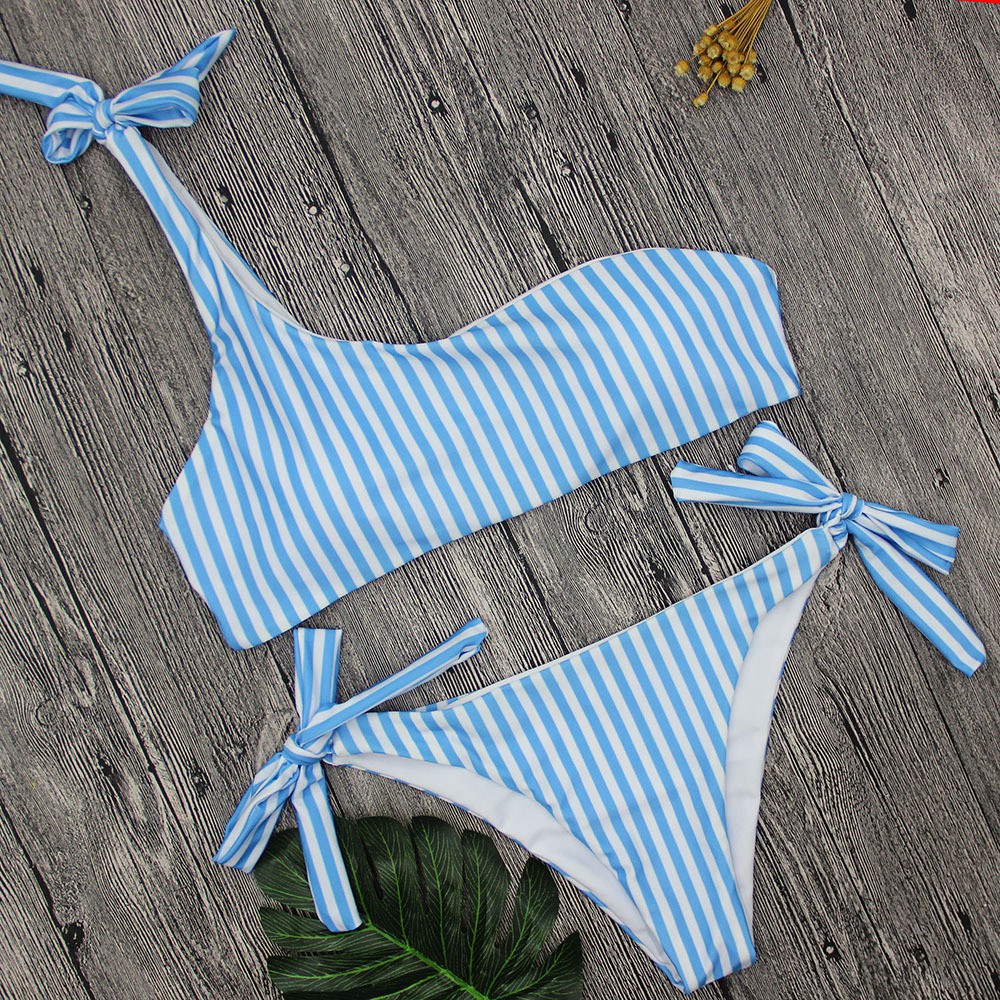 Bikini trễ vai phối nơ hoạ tiết kẻ sọc màu xanh dương thiết kế quyến rũ