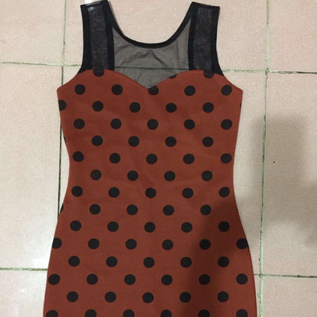 Thanh lý đầm chấm bi phối lưới body gia 40k tu 40kg đến 50kg chất thun co giãn dày dặn chật tủ nên thanh lý giá rẻ mới ạ