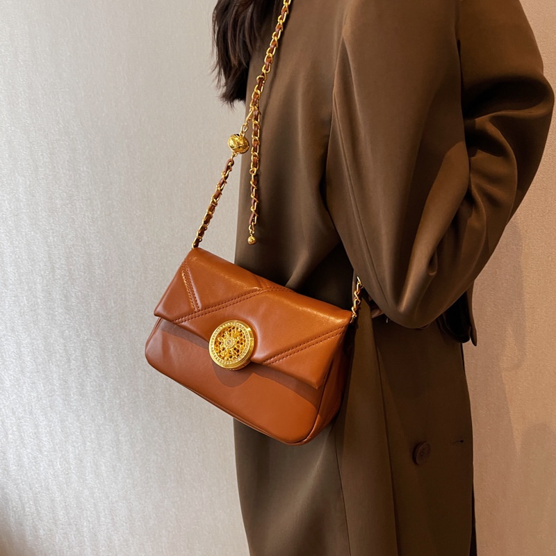 Túi Xách Đeo Vai Kiểu Vuông Nhỏ Phối Dây Xích Thời Trang Cao Cấp Mới