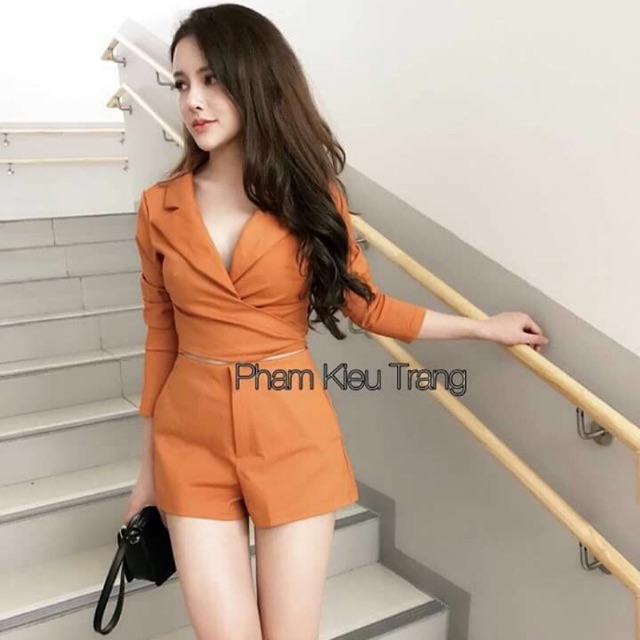 Set quần đùi, áo cổ vest.