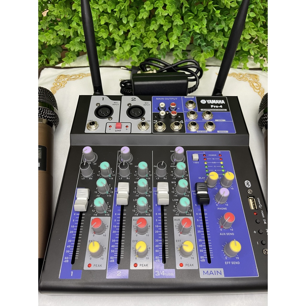 Bàn Trộn Mixer Yamaha Pro-4 Tặng Kèm 2 Tay Mic Không Dây Cao Cấp.Kiểu Dáng Trẻ Trung . Bảo Hành Lên Đến 12 Tháng