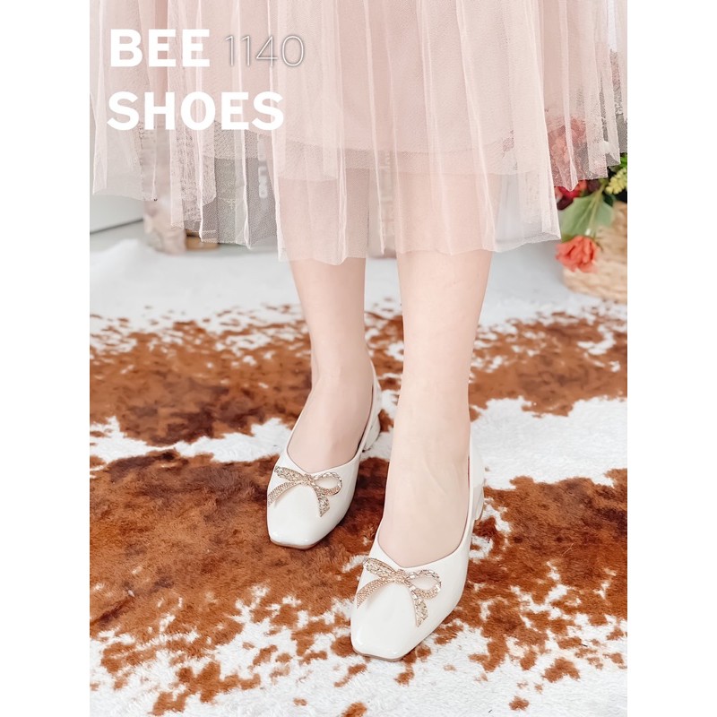 BEESHOES - GIÀY BÚP BÊ NỮ MŨI VUÔNG NƠ ĐÁ - GIÀY BÚP BÊ NỮ ĐẾ VUÔNG CAO 3 PHÂN SẴN MÀU ĐEN - KEM - HỒNG ĐẤT 201140