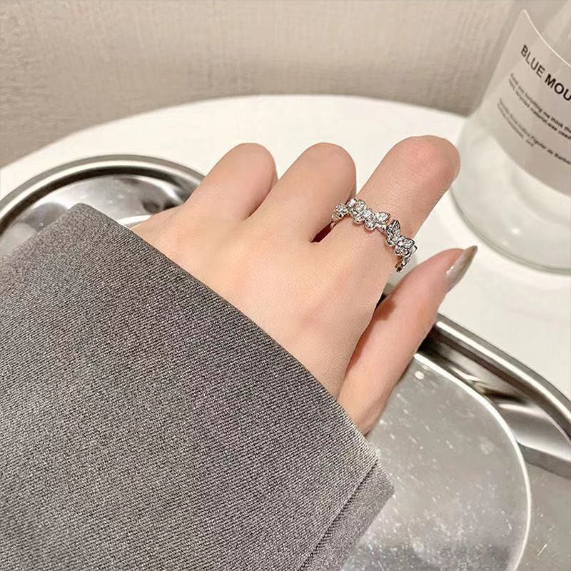 Nhẫn Nữ Hợp Kim Bạc Hình Cánh Bướm Phối Đồ Sang Chảnh
