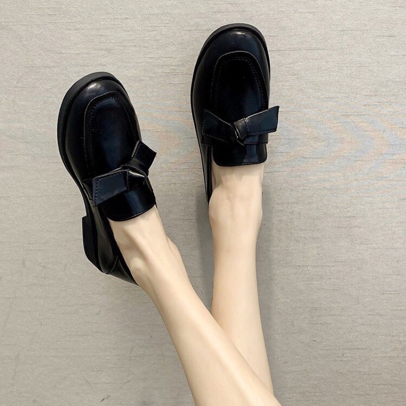 BEESHOES - GIÀY MOKA NỮ MŨI TRÒN HỌA TIẾT NƠ - GIÀY MOKA NỮ MŨI TRÒN ĐẾ VUÔNG CAO 2 PHÂN SẴN MÀU ĐEN 201127