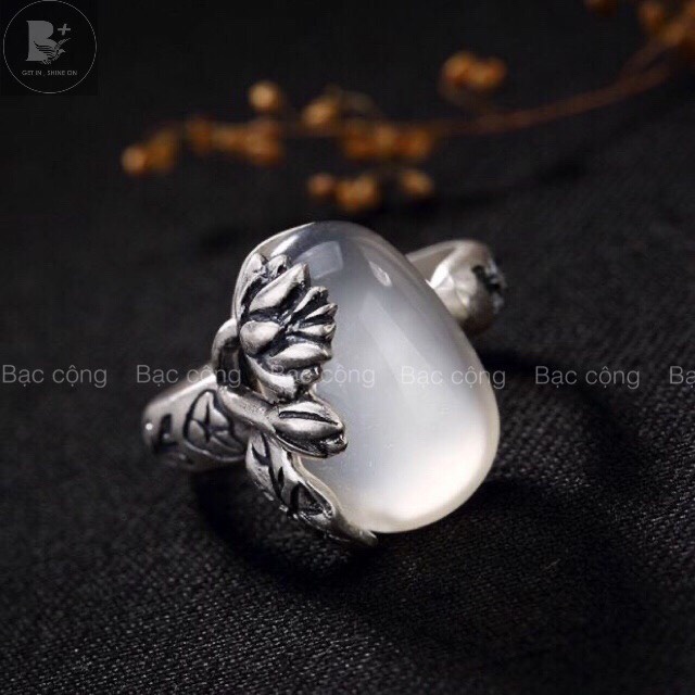 Nhẫn sen ôm đá chalcedony trắng - N45
