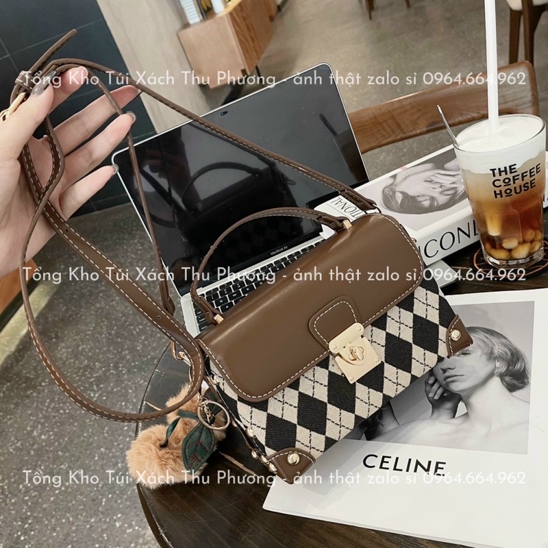 Túi đeo chéo,quai xách dáng hộp khoá xoay hoạ tiết hình thoi phong cách trẻ trung - hàng QCCC chuẩn (tặng kèm chùm bông)