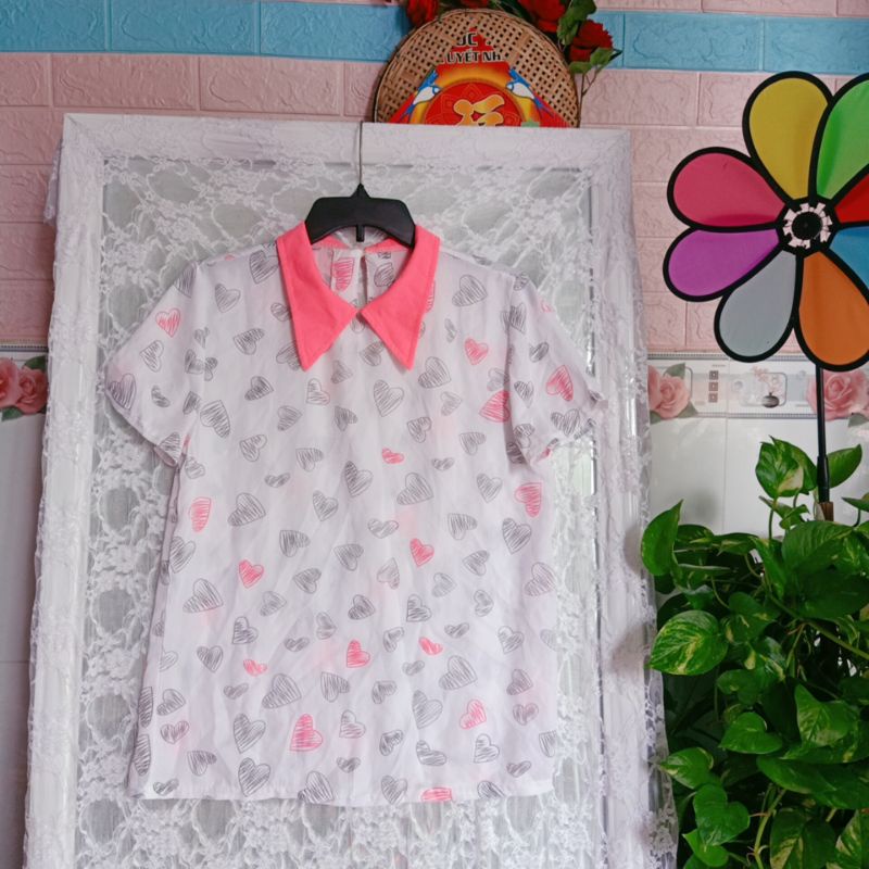 Áo voan hoạ tiết trái tim cổ lá sen hồng rất xinh hàng 2hand Size M L
