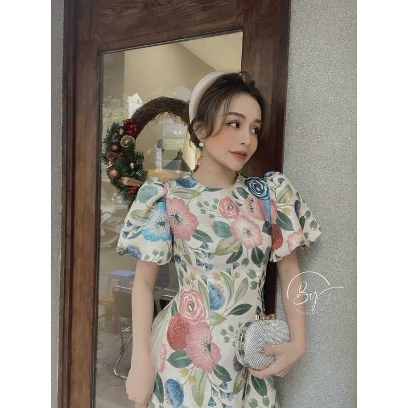 Áo dài gấm hoa vai phồng tay bèo