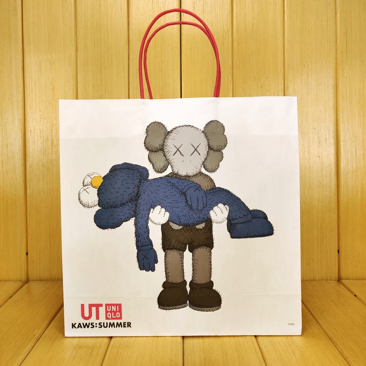 Túi giấy UNIQLO đựng quà in hình Kaws xinh xắn