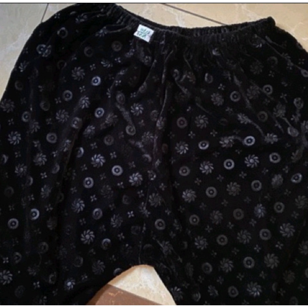 Quần nhung bà già.