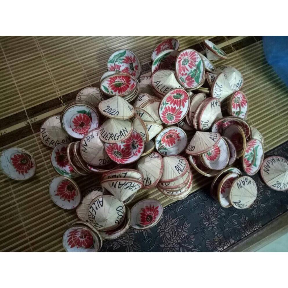 Nón lá nhỏ trang trí cửa hàng quần áo