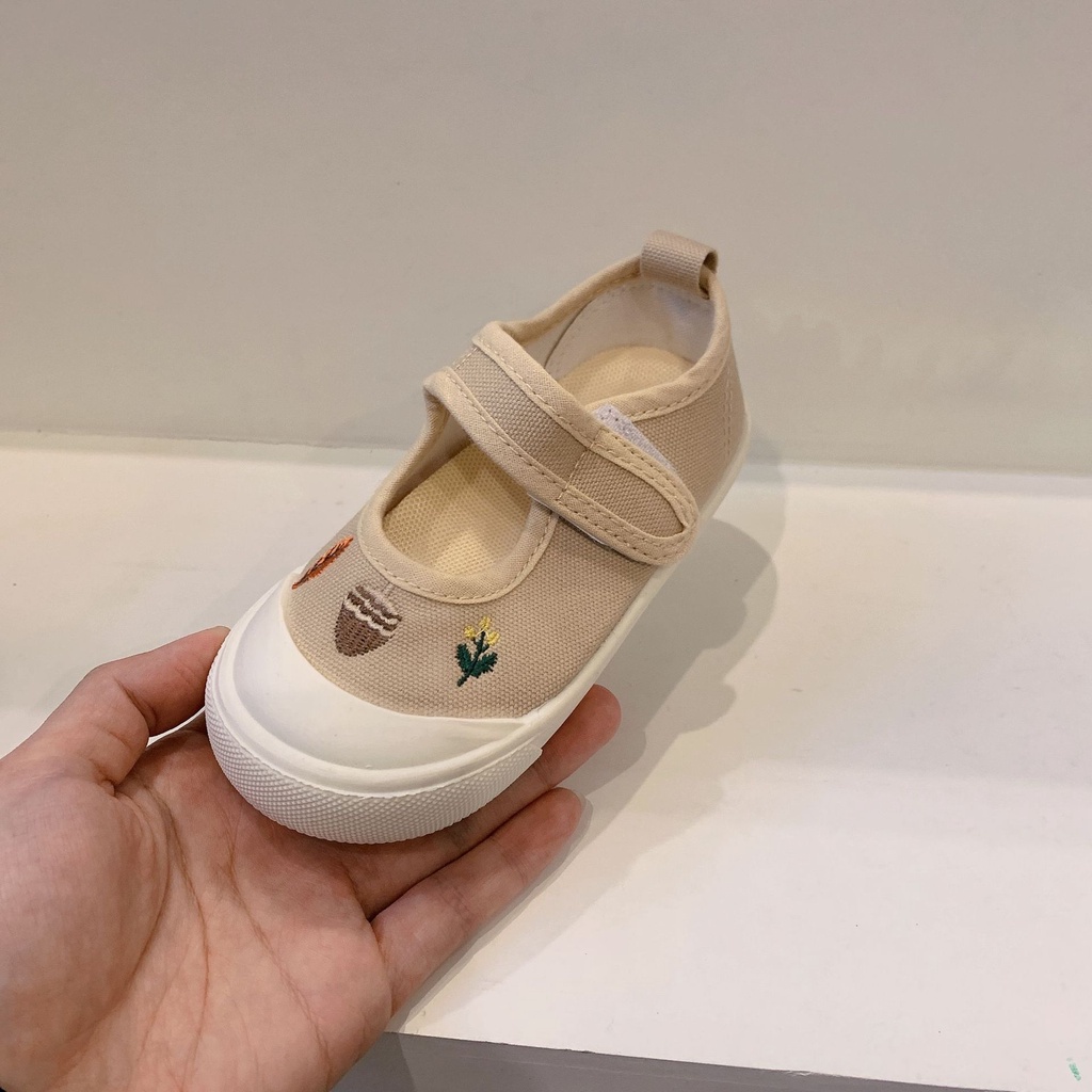Giày vải Canvascho bé gái, phong cách hàn quốc Mũi Tròn Thêu Họa Tiết Dễ Thương Pine052