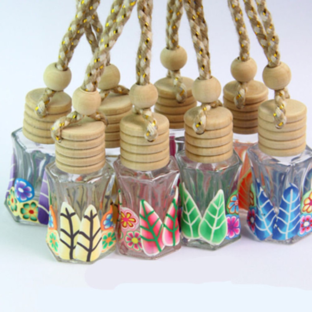 Các chai rỗng để chứa nước thơm, tinh dầu treo trong xe hơi