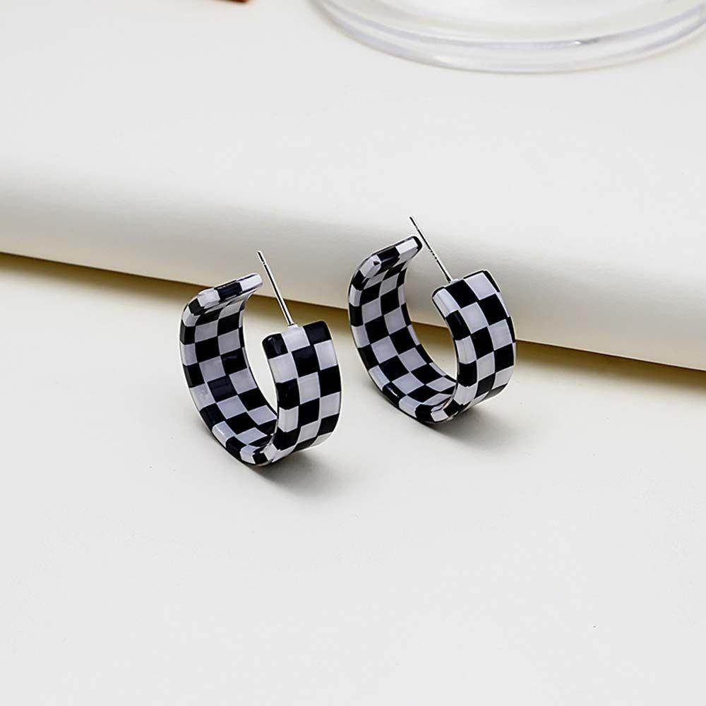 Bông Tai Acrylic Họa Tiết Sọc Caro Trắng Đen Hình Chữ C Màu Kẹo Ngọt