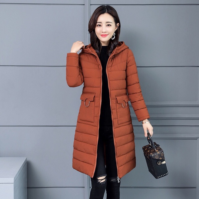 Áo phao nử dáng dài có mủ và 1 quả cầu lông