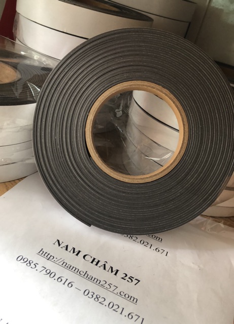 [Xả Kho] Nam châm dẻo cuộn có băng keo khổ w25x16x10000mm, nam châm dẻo chất lượng tốt dễ sử dụng.