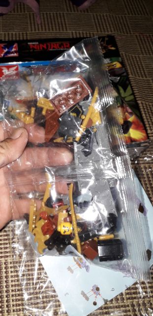 Lắp ráp 1 hộp LegoNinjagh 6203 có nhiều chi tiết bằng nhựa ABS