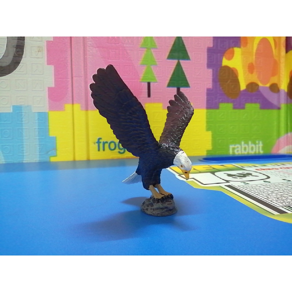 Mô hình chim đại bàng trưng bày kệ tủ bàn học bể cá