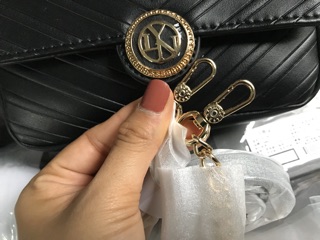 Túi LYN huy hiệu size 18 ( inbox shop chọn màu nhé)