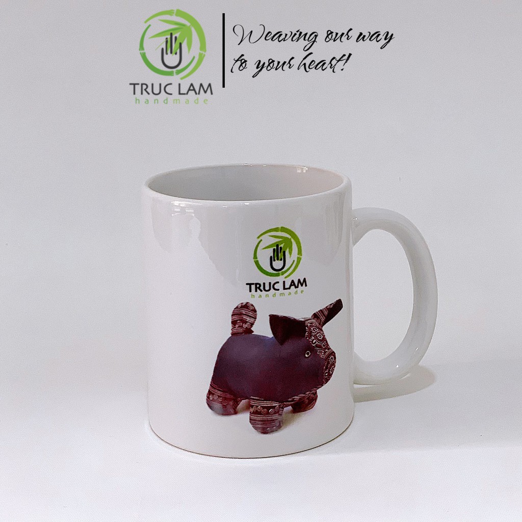 Cốc Uống Nước Có Quai Cầm Chất Liệu Sứ Bát Tràng In Hình Chú Heo Vải Thổ Cẩm - Trúc Lâm Handmade